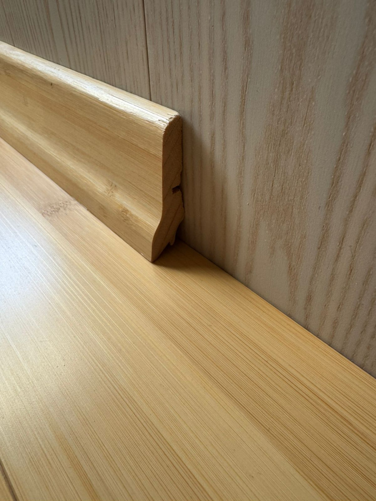 Плинтус шпонированный Бамбук натур, лак 2700х60х23 мм